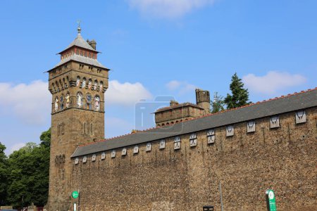 Foto de CARDIFF WALES REINO UNIDO 06 17 2023: El Castillo de Cardiff es una de las atracciones patrimoniales más importantes de Gales y un sitio de importancia internacional - Imagen libre de derechos