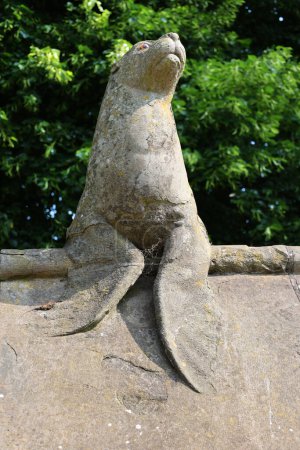 Foto de CARDIFF WALES REINO UNIDO 06 17 2023: Animal Wall es un muro esculpido que representa a 15 animales en el barrio del Castillo del centro de la ciudad de Cardiff, Gales. - Imagen libre de derechos