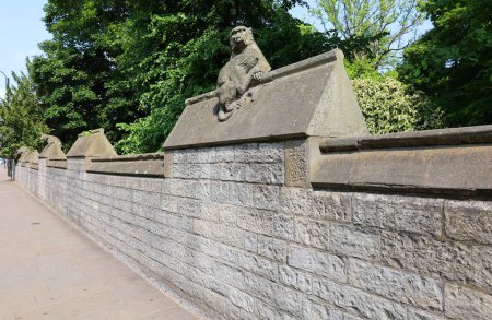 Foto de CARDIFF WALES REINO UNIDO 06 17 2023: Animal Wall es un muro esculpido que representa a 15 animales en el barrio del Castillo del centro de la ciudad de Cardiff, Gales. - Imagen libre de derechos