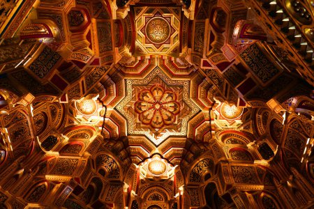 Foto de LIVERPOOL REINO UNIDO 06 07 2023: La Sala Árabe Castillo de Cardiff. El techo es de un estilo conocido como muquarnas, está hecho de madera que ha sido cubierta con pan de oro y decorada - Imagen libre de derechos