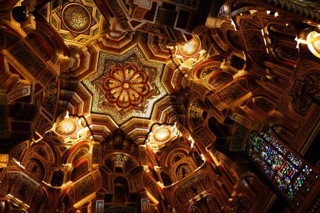 Foto de LIVERPOOL REINO UNIDO 06 07 2023: La Sala Árabe Castillo de Cardiff. El techo es de un estilo conocido como muquarnas, está hecho de madera que ha sido cubierta con pan de oro y decorada - Imagen libre de derechos