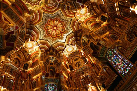 Téléchargez les photos : LIVERPOOL ROYAUME-UNI 06 07 2023 : Le château Arab Room Cardiff. Le plafond est d'un style connu sous le nom de muquarnas, il est fait de bois qui a été recouvert de feuilles d'or et décoré - en image libre de droit