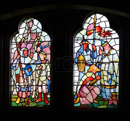 Téléchargez les photos : CARDIFF WALES ROYAUME-UNI 06 17 2023 : Vitraux Château de Cardiff ou comme on les appelle parfois les lumières au plomb sont des morceaux de verre coloré constitué en fenêtres - en image libre de droit