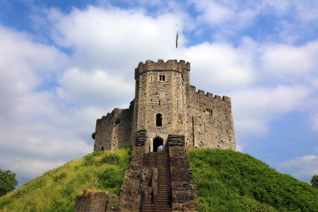 Téléchargez les photos : CARDIFF WALES ROYAUME-UNI 06 17 2023 : Le château de Cardiff est l'une des principales attractions patrimoniales du pays de Galles et un site d'importance internationale. - en image libre de droit