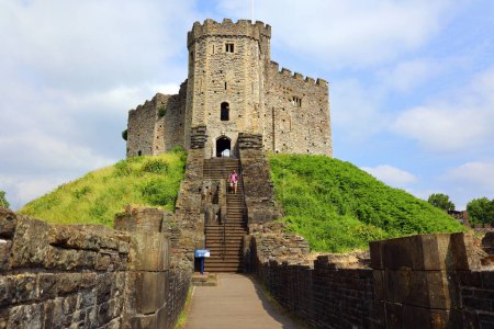 Téléchargez les photos : CARDIFF WALES ROYAUME-UNI 06 17 2023 : Le château de Cardiff est l'une des principales attractions patrimoniales du pays de Galles et un site d'importance internationale. - en image libre de droit