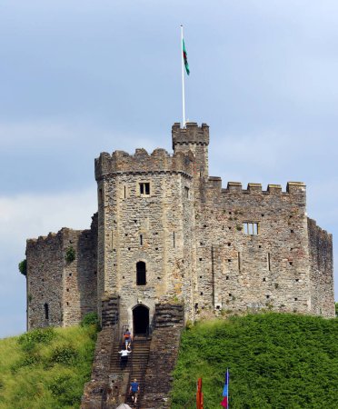 Foto de CARDIFF WALES REINO UNIDO 06 17 2023: El Castillo de Cardiff es una de las principales atracciones patrimoniales de Gales y un sitio de importancia internacional y descubrirá una historia de 2.000 años en construcción - Imagen libre de derechos