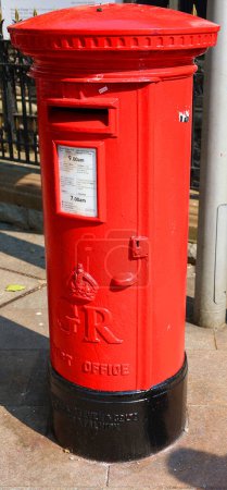 Téléchargez les photos : CARDIFF WALES ROYAUME-UNI 06 17 23 : Une boîte aux lettres (anglais britannique ; aussi boîte aux lettres ; aussi connue sous le nom de boîte aux piliers), également connue sous le nom de boîte aux lettres ou boîte aux lettres - en image libre de droit