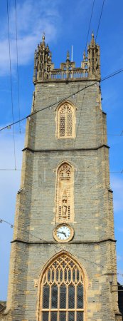 Téléchargez les photos : CARDIFF WALES ROYAUME-UNI 06 17 2023 : L'église paroissiale Saint-Jean-Baptiste est la plus ancienne église de la ville. Le clocher de 132pi construit en 1473 a un timbre de dix cloches. - en image libre de droit