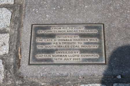 Foto de CARDIFF WALES REINO UNIDO 06 17 23: Pit to Port la escultura de bronce celebra el vínculo entre el Puerto de Cardiff y las zonas industriales de los valles galeses. - Imagen libre de derechos