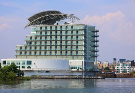 Foto de CARDIFF WALES REINO UNIDO 06 17 2023: Cardiff Bay 's waterfront, voco St. David' s Cardiff hotel hace una declaración audaz con su estilo contemporáneo y spa galardonado - Imagen libre de derechos