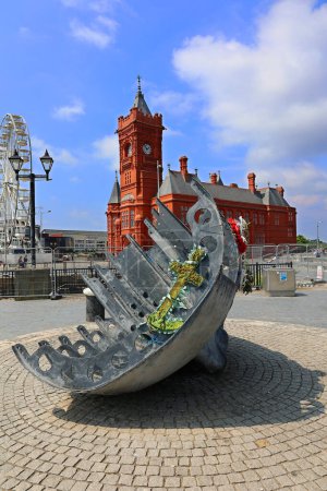 Foto de CARDIFF WALES REINO UNIDO 06 17 2023: Merchant Seamans Memorial es una escultura galardonada, que fusiona una cabeza dormida y un casco de barcos. - Imagen libre de derechos