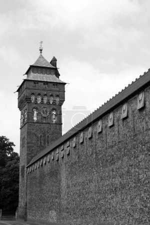 Foto de CARDIFF WALES REINO UNIDO 06 17 2023: El Castillo de Cardiff es una de las principales atracciones patrimoniales de Gales y un sitio de importancia internacional y descubrirá una historia de 2.000 años en construcción - Imagen libre de derechos