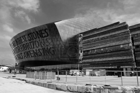 Foto de CARDIFF WALES REINO UNIDO 06 17 23: Gales Millennium Centre es el centro nacional de artes de Gales situado en el área de Cardiff Bay de Cardiff, Gales - Imagen libre de derechos