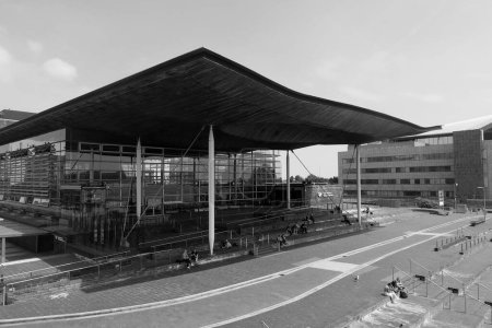 Foto de CARDIFF WALES REINO UNIDO 06 17 23: Senedd, también conocido como el edificio de la Asamblea Nacional fue inaugurado por la reina Isabel II en 2006 en Cardiff, Gales del Sur y es la ubicación del Parlamento galés - Imagen libre de derechos
