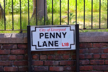 Foto de LIVERPOOL REINO UNIDO 06 07 2023: Penny Lane fue popularizada por la canción de los Beatles de 1967 y es una de las calles y barrios más notables de Liverpool. - Imagen libre de derechos
