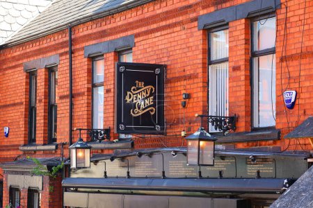 Foto de LIVERPOOL REINO UNIDO 06 07 2023: Penny Lane Pub histórico en el corazón del sur de Liverpool que sirve deliciosa comida, vino, cócteles y cerveza de barril. - Imagen libre de derechos