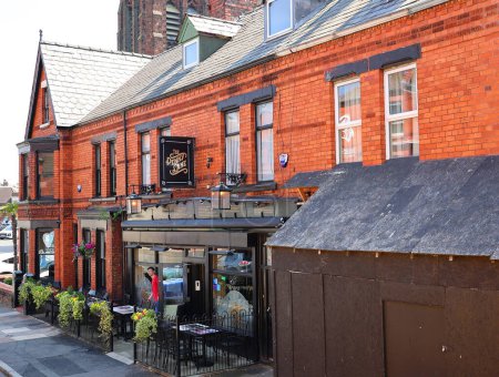 Foto de LIVERPOOL REINO UNIDO 06 07 2023: Penny Lane Pub histórico en el corazón del sur de Liverpool que sirve deliciosa comida, vino, cócteles y cerveza de barril. - Imagen libre de derechos