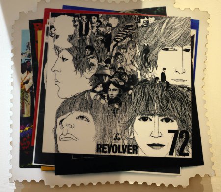Téléchargez les photos : Un timbre-poste imprimé en Grande-Bretagne montrant une image des Beatles, pochette de l'album Revolver - en image libre de droit