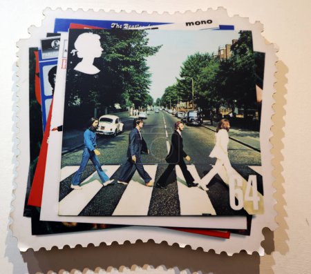 Foto de LIVERPOOL REINO UNIDO 06 07 23: Sello impreso por Gran Bretaña muestra a la banda de rock inglesa Beatles, formada en Liverpool en 1960 como John Lennon, Paul McCartney, George Harrison y Ringo Starr - Imagen libre de derechos