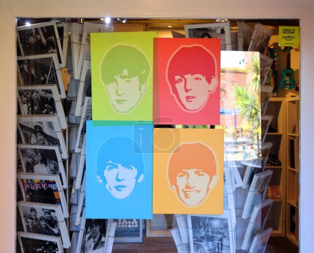 Foto de LIVERPOOL REINO UNIDO 06 07 2023: Signo de la historia de los Beatles es un museo en Liverpool sobre los Beatles y su historia. Se encuentra en el histórico Royal Albert Dock - Imagen libre de derechos