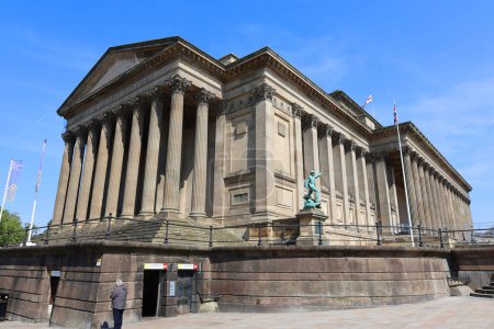 Téléchargez les photos : Belle architecture ancienne et vue sur la rue à Liverpool, Royaume-Uni - en image libre de droit