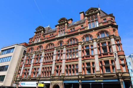 Foto de Hermosa arquitectura antigua y vista a la calle en Liverpool, Reino Unido - Imagen libre de derechos