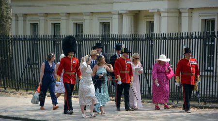 Téléchargez les photos : LONDRES ROYAUME-UNI 06 17 2023 : Les invités aux gardes du Roi à l'anniversaire de la Souveraine sont officiellement célébrés par la cérémonie de Trooping the Colour (défilé d'anniversaire du Roi). - en image libre de droit