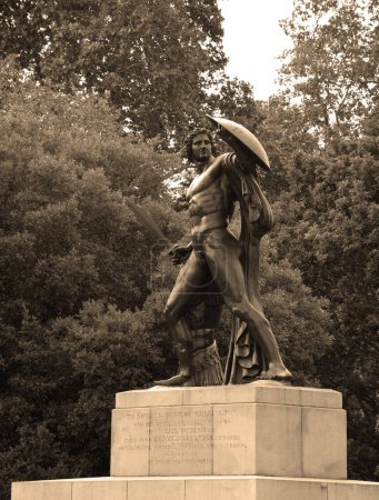Foto de LONDRES REINO UNIDO 06 19 2023: La estatua de Aquiles, el héroe griego de la Guerra de Troya, conmemora al soldado y político Arthur Wellesley, I duque de Wellington (1769-1852)). - Imagen libre de derechos
