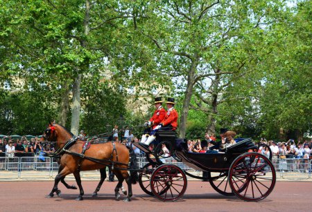 Foto de LONDRES REINO UNIDO 06 17 2023: Los guardias del rey en el cumpleaños del soberano se celebran oficialmente con la ceremonia de Trooping the Colour (Desfile de cumpleaños del rey)). - Imagen libre de derechos