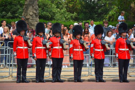 Téléchargez les photos : LONDRES ROYAUME-UNI - 06 17 2023 : Les gardes du roi à l'anniversaire de la souveraine sont officiellement célébrés par la cérémonie de Trooping the Colour (défilé d'anniversaire du roi). - en image libre de droit