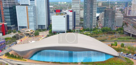 Téléchargez les photos : LONDON UNITED KINGDOM 06 20 2023: London Aquatics Centre is an indoor facility with two 50-metre swimming pools and a 25-metre diving pool in Queen Elizabeth Olympic Park in Stratford, London - en image libre de droit