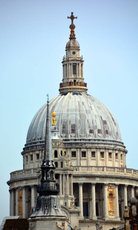 Foto de LONDRES REINO UNIDO 06 17 2023: Vista de la Catedral de San Pablo. Como sede del Obispo de Londres, la catedral sirve como la iglesia madre de la Diócesis de Londres. - Imagen libre de derechos