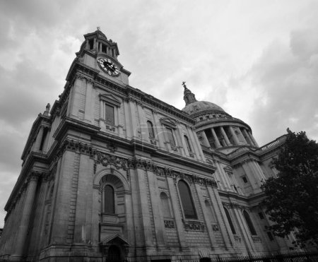 Téléchargez les photos : LONDRES ROYAUME-UNI 06 17 2023 : Vue de la cathédrale Saint-Paul. - en image libre de droit