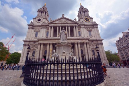 Téléchargez les photos : LONDRES ROYAUME-UNI 06 17 2023 : Vue de la cathédrale Saint-Paul. - en image libre de droit
