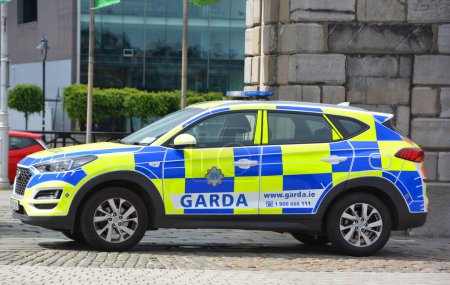 Téléchargez les photos : RÉPUBLIQUE DUBLINE D'IRLANDE 05 28 2023 : Voiture de la Garde Siochana signifiant "le Gardien de la Paix" ou les Gardiens Gardai ou les Gardiens, est le service de police national de l'Irlande - en image libre de droit