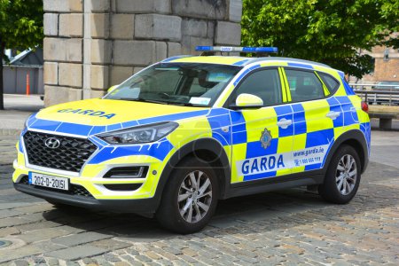 Foto de REPÚBLICA DUBLINA DE IRLANDA 05 28 2023: Coche de la Garda Siochana que significa "el Guardián de la Paz" o los Guardianes Gardai o los Guardias, es el servicio de policía nacional de Irlanda - Imagen libre de derechos