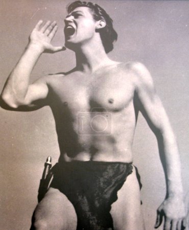 Foto de BELFAST NORTHERN IRELAND REINO UNIDO 06 03 23: Johnny Weissmuller fue un nadador olímpico estadounidense, jugador de waterpolo y actor. Estableció numerosos récords mundiales ganando 5 medallas de oro en los Juegos Olímpicos - Imagen libre de derechos