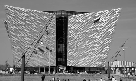 Téléchargez les photos : BELFAST NORTHERN IRLANDE ROYAUME-UNI 06 03 2023 : Titanic Belfast museum monument au patrimoine maritime de Belfast sur le site de l'ancien chantier naval Harland and Wolff dans le quartier Titanic - en image libre de droit
