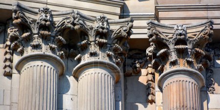 Foto de Detalle arquitectónico, fachada de piedra con elementos decorativos - Imagen libre de derechos