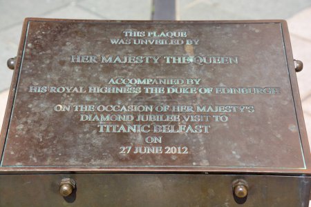 Téléchargez les photos : BELFAST NORTHERN IRLANDE ROYAUME-UNI 06 03 2023 : La reine Elizabeth II et le duc d'Édimbourg dévoilent une plaque au Titanic Centre de Belfast, pour une visite en Irlande du Nord pour le jubilé de diamant - en image libre de droit