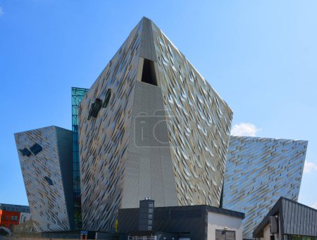 Foto de IRLANDA DEL NORTE BELFAST REINO UNIDO 06 03 2023: Museo Titanic Belfast un monumento al patrimonio marítimo de Belfast en el sitio del antiguo astillero de Harland y Wolff en el barrio del Titanic - Imagen libre de derechos