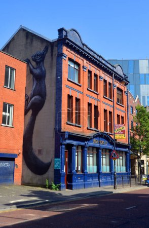 Téléchargez les photos : Belfast street art et graffiti, écureuil sur le mur d'un bâtiment - en image libre de droit