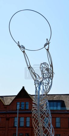 Téléchargez les photos : BELFAST NORTHERN IRLANDE ROYAUME-UNI 06 03 2023 : Beacon of Hope or Thanksgiving Square Beacon art public sculpture métallique - en image libre de droit