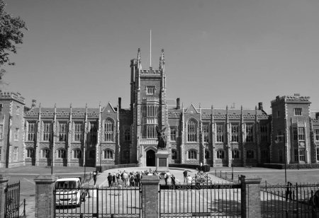 Foto de BELFAST NORTHERN IRELAND REINO UNIDO 06 03 2023: Queen 's University Belfast oficialmente la Queen' s University de Belfast (o Queen 's y QUB), es una universidad pública de investigación en Belfast - Imagen libre de derechos