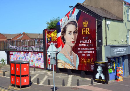 Téléchargez les photos : BELFAST NORTHEN IRELAND UNITED KINGDOM 06 03 2023: Belfast's Shankill Road with a giant sign to honour and remember the Queen after her dead 8 September 2022 - en image libre de droit