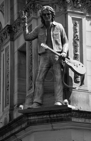 Foto de LIVERPOOL REINO UNIDO 06 07 23: Estatua de John Lennon en el club Cavern. A principios de 1960 la escena Beat Music en Liverpool explotó y el Cavern Club se convirtió en el lugar de música pop más publicitado - Imagen libre de derechos