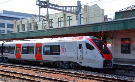 Téléchargez les photos : CARDIFF WALES ROYAUME-UNI 06 17 2023 : Train à la gare centrale de Cardiff est une gare principale sur la ligne principale du sud du Pays de Galles, située dans la capitale du Pays de Galles, Cardiff - en image libre de droit