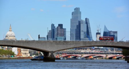 Foto de Londres paisaje urbano y puente waterloo, Reino Unido - Imagen libre de derechos