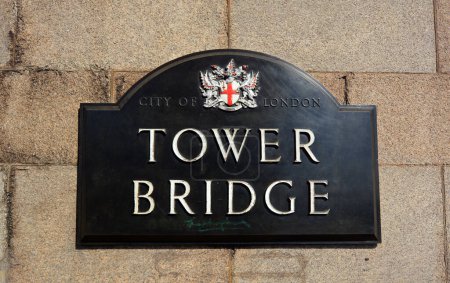 Foto de LONDRES REINO UNIDO 06 19 2023: Señal del Puente de la Torre es un puente basculante y colgante combinado de grado I en Londres, construido entre 1886 y 1894, diseñado por Horace Jones - Imagen libre de derechos