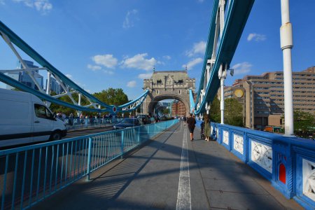 Foto de LONDRES REINO UNIDO - 06 19 2023: Detalles del Tower Bridge es un puente basculante y colgante combinado de grado I en Londres, construido entre 1886 y 1894 - Imagen libre de derechos